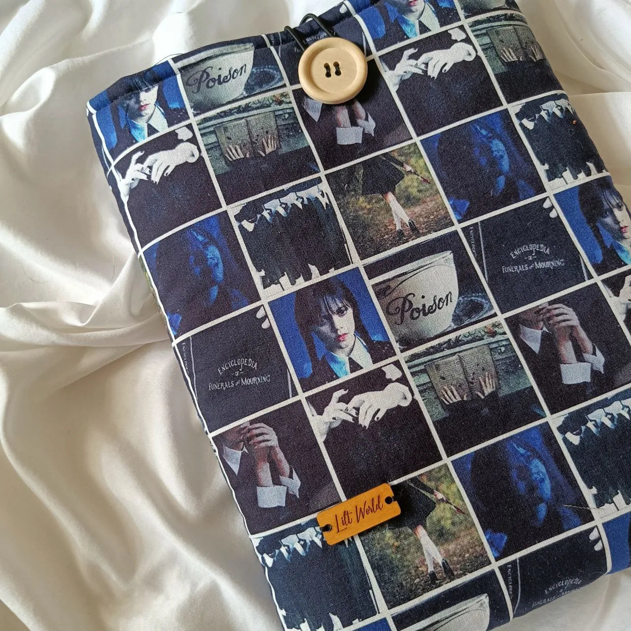 Frontal de la funda para libro de Miércoles