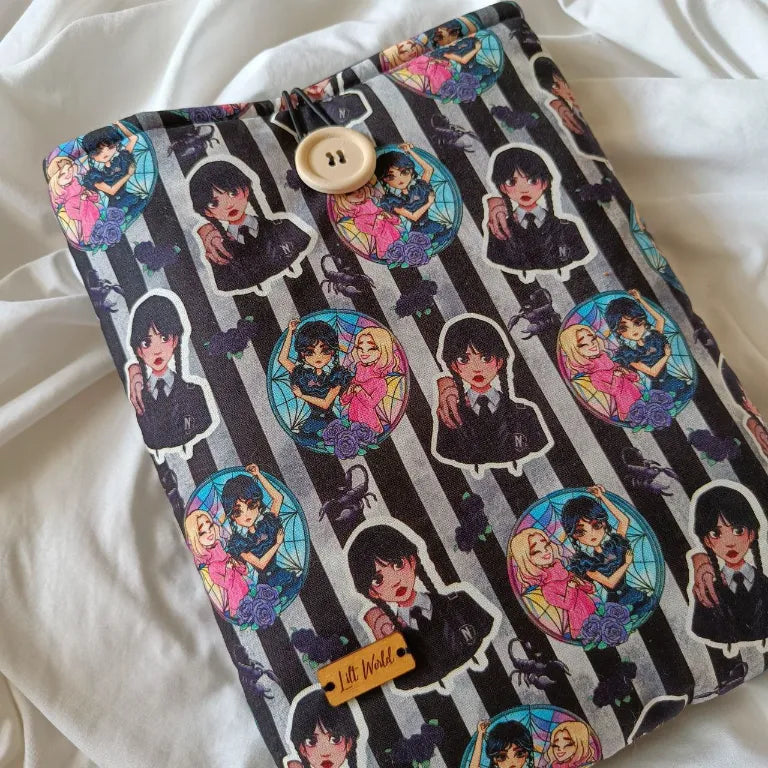 Frontal de la funda acolchada para libro y libro electronico de Miercoles Serie