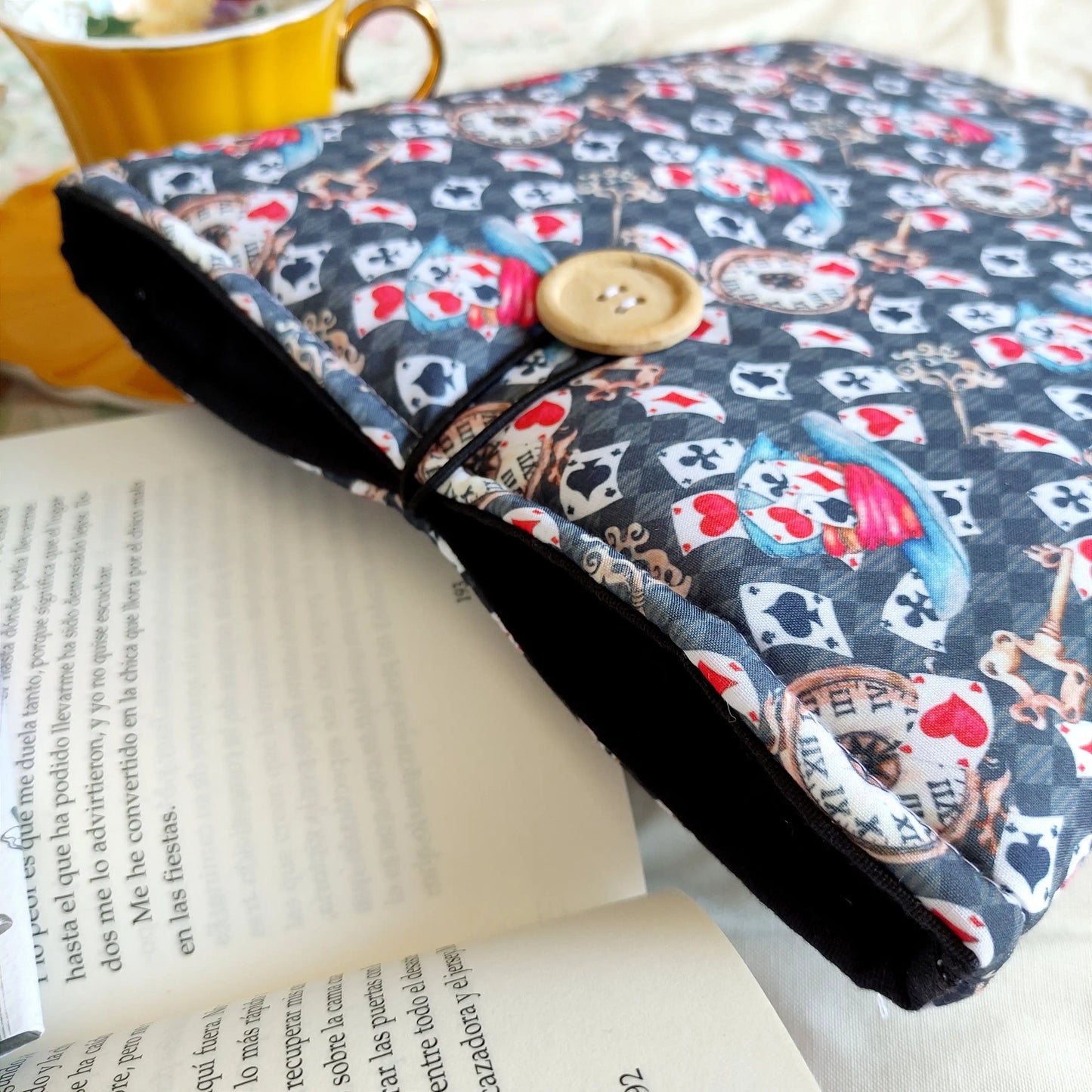Funda la hora del té, de Alicia en el País de las Maravillas, funda apra libro negra oscura con cartas para libros y kindle