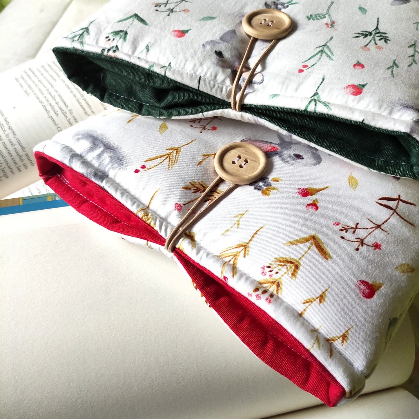 Funda de tela para libro de naturaleza, con conejos, colores rojo y verde