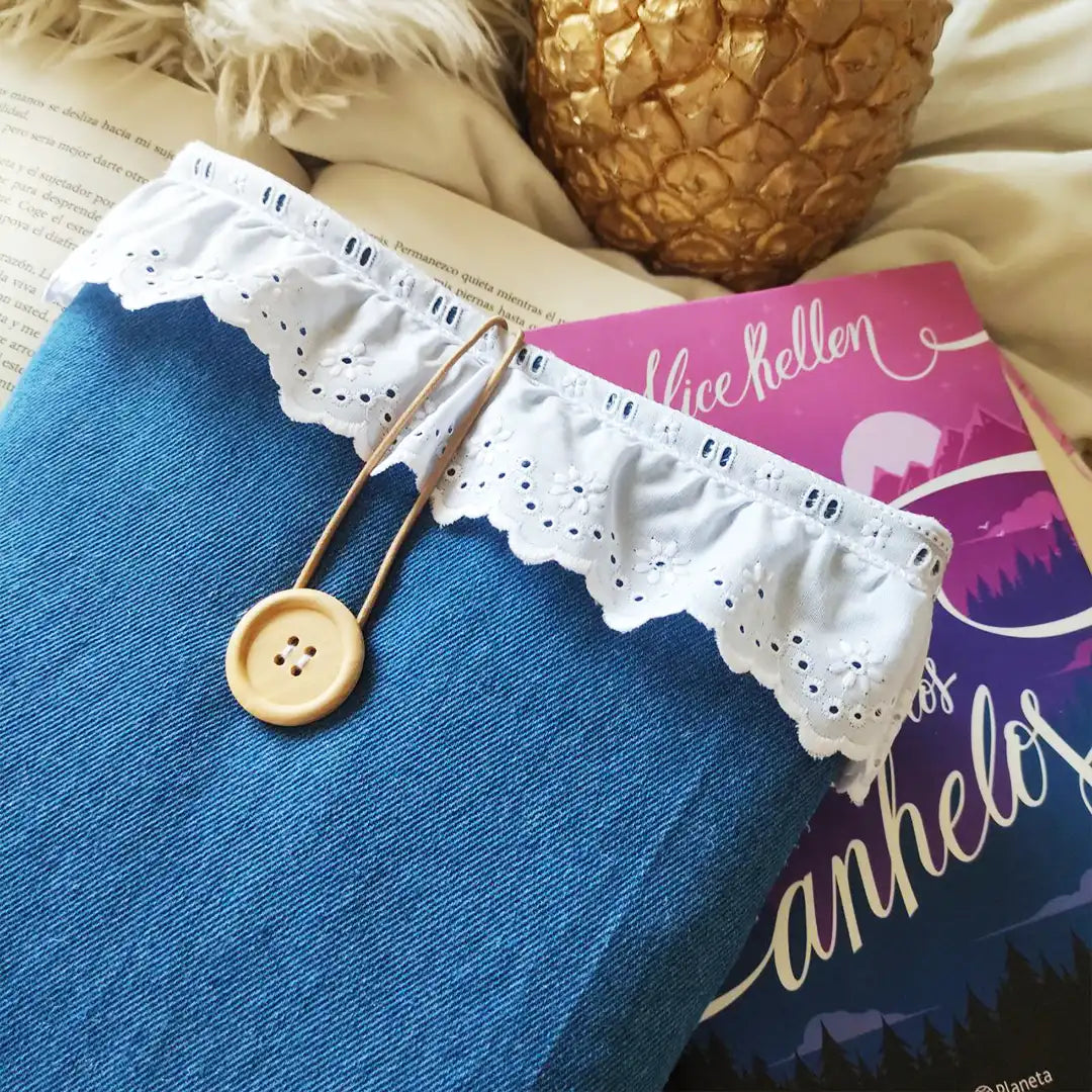 funda de tela azul con encaje blanco para libro
