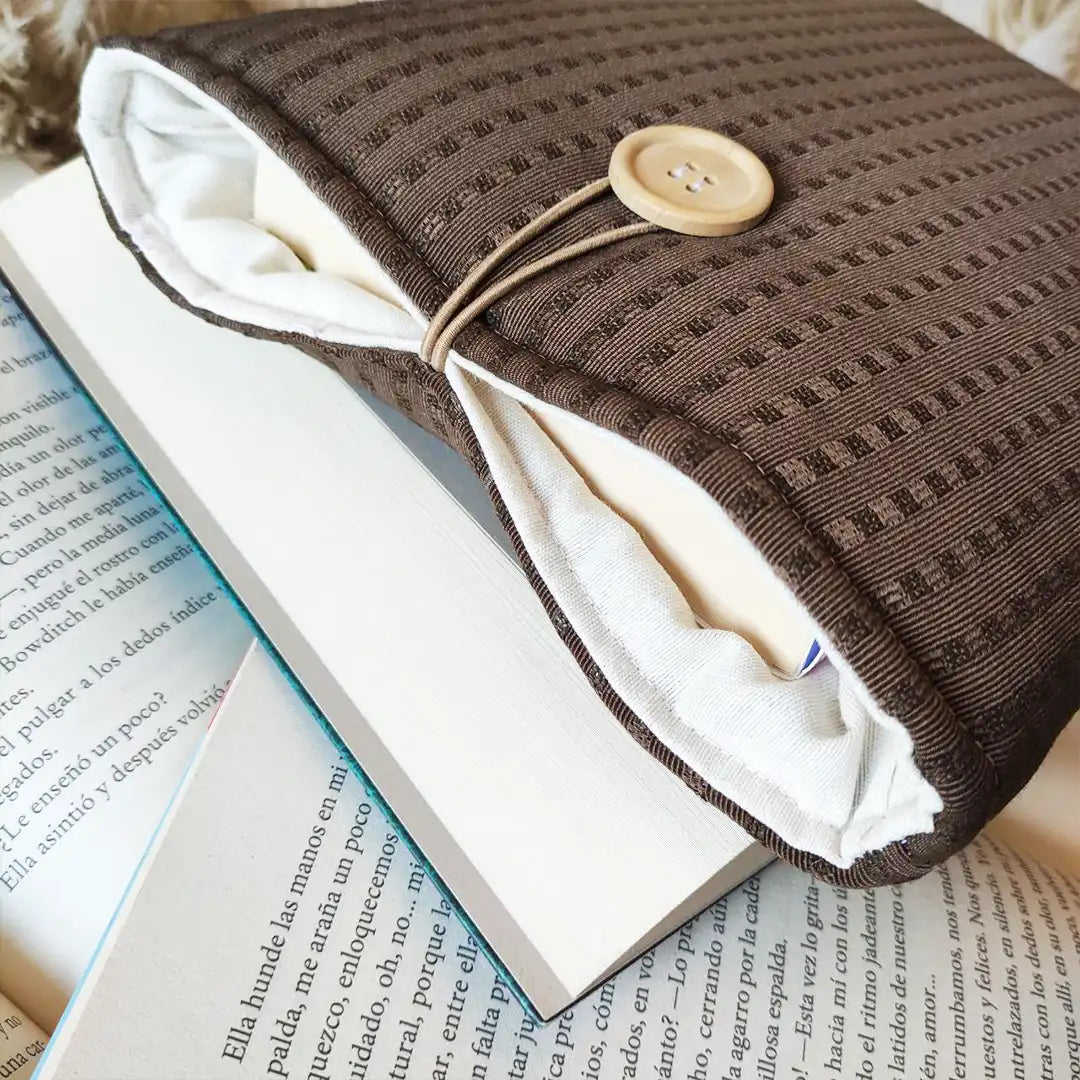 funda color chocolate para libros