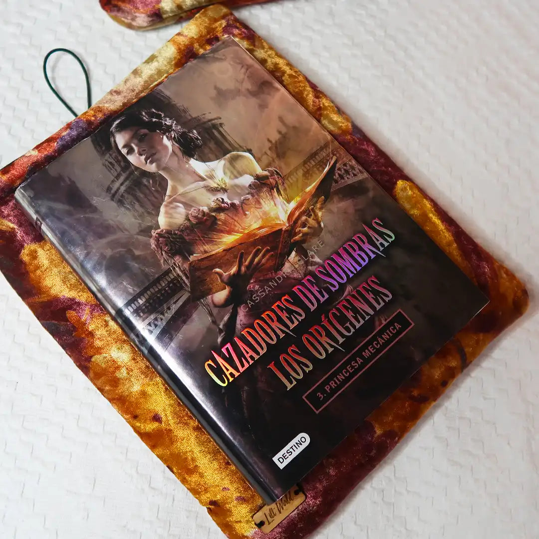 funda de tela dorada para libros