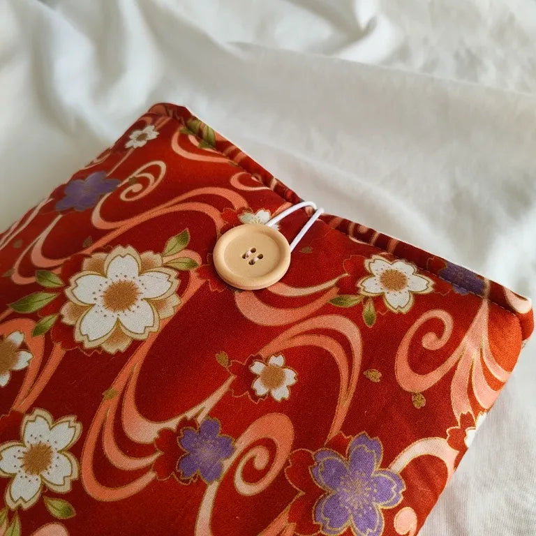 Detalle del cierre con botón de madera natural en la funda de tela Yukata.