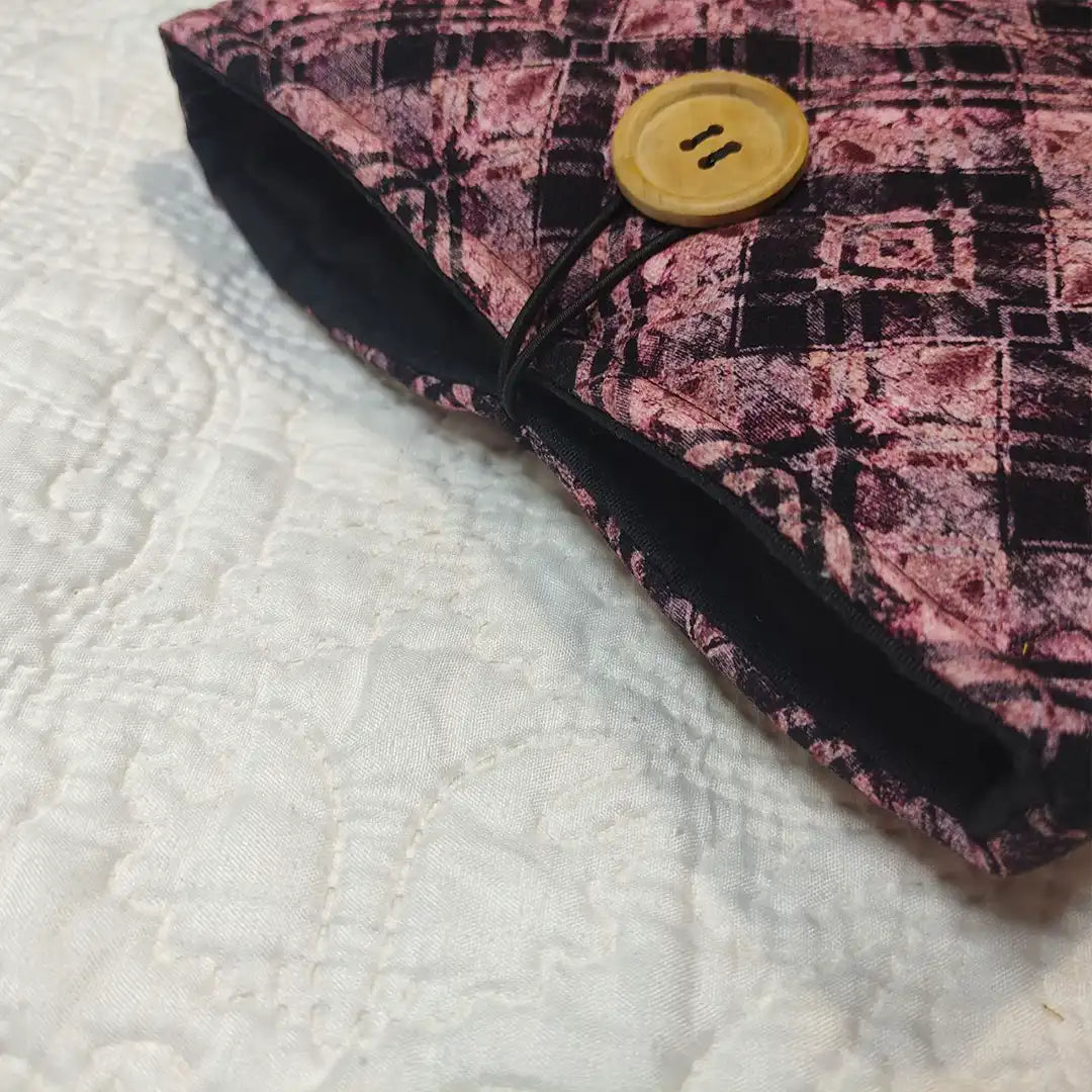 funda rosa oscuro de tela tipo saco para poner en los libros