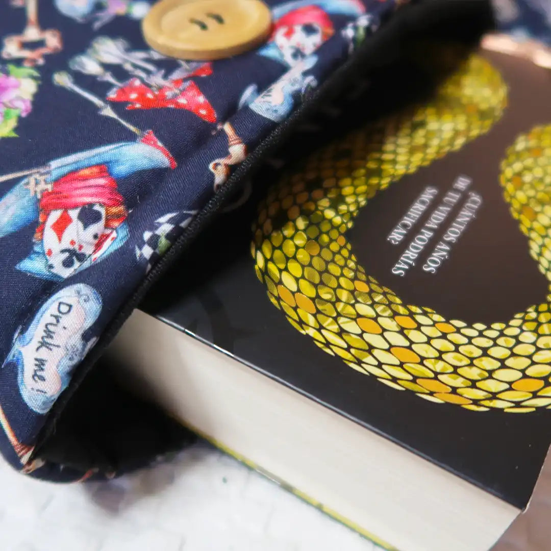 Material de alta calidad y acolchado extra de la funda Cita con el Sombrerero