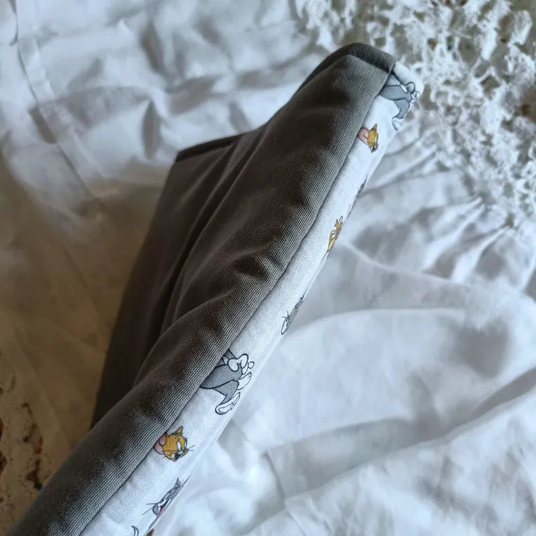 Parte trasera gris de la funda Tom y Jerry, diseño simple y elegante
