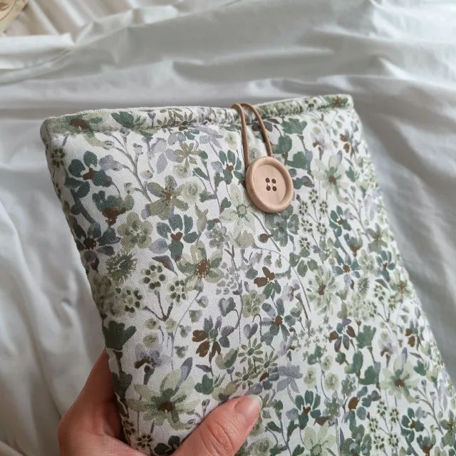 Funda para libro y Kindle con estampado floral verde sobre fondo blanco.