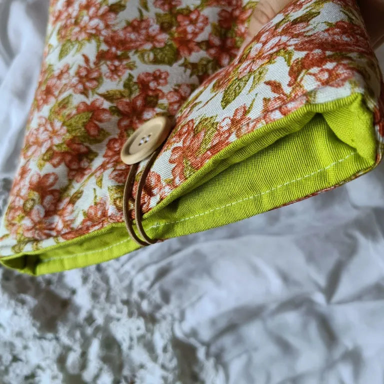 Funda marmota con un libro parcialmente dentro, mostrando su capacidad y diseño