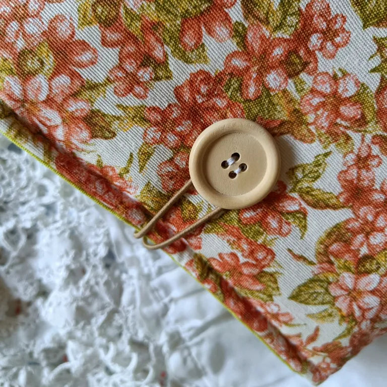 Funda para libro con estampado de marmota sobre fondo claro, vista frontal