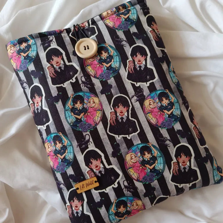 Funda acolchada con estampado inspirado en la serie Miércoles, vista frontal
