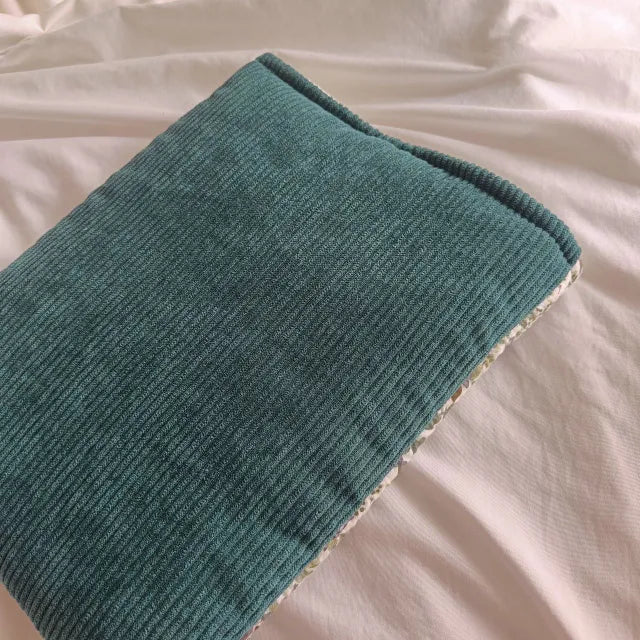 Funda Evergreen para lectores, combinando flores y textura suave.