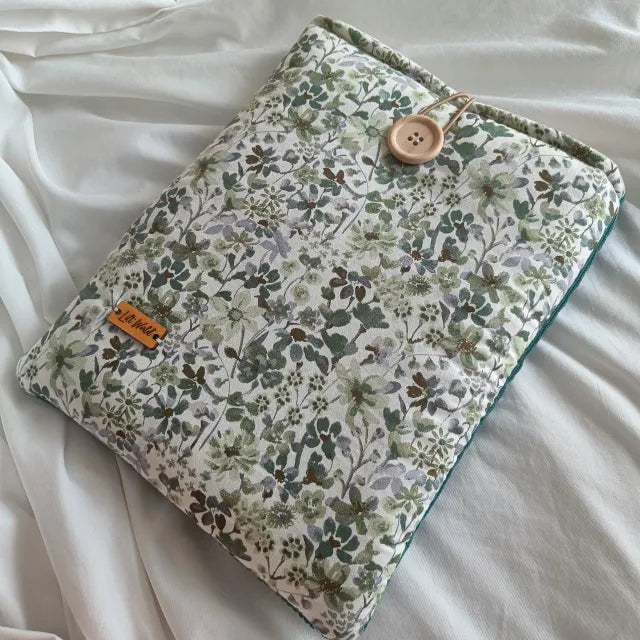 Funda protectora de tela para libro con cierre de botón de madera.