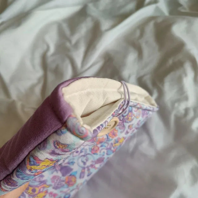 Funda ajustada para libros y e-readers con estampado mágico de Pokémon en un mundo de fantasía inspirado en Alicia en el País de las Maravillas.