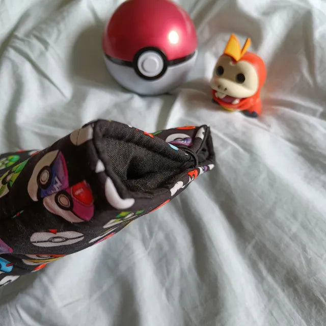 Protección acolchada para libros y Kindle inspirada en el universo Pokémon.