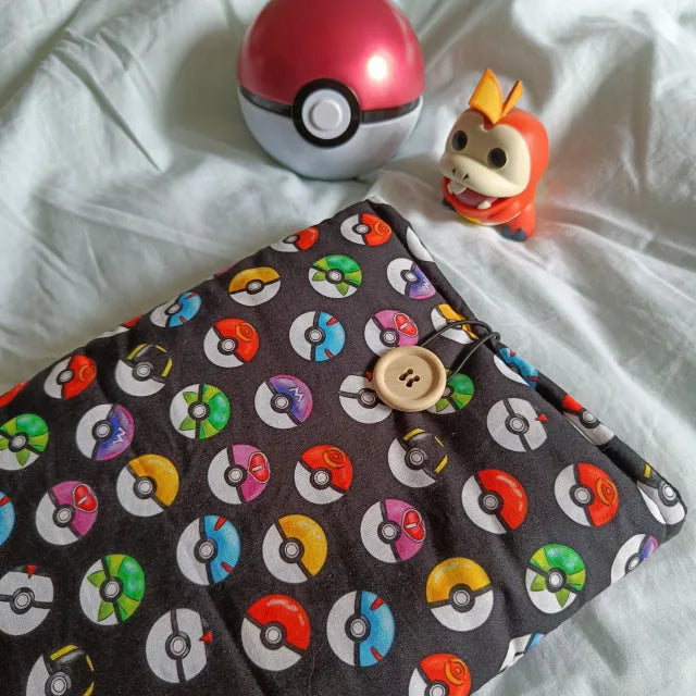 Accesorio para fans de Pokémon: funda para Kindle y libros con Pokéballs.