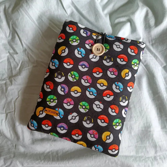 Funda de Pokémon con diseño de Superball, Ultraball, Masterball y más.