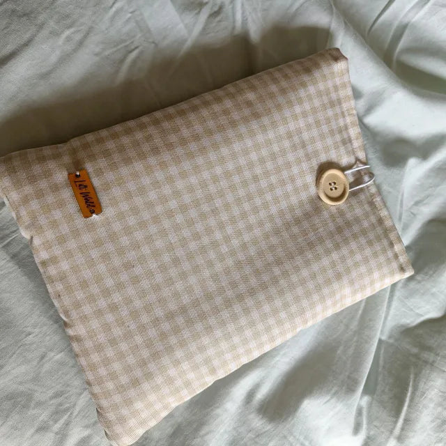 Accesorio de lectura: funda impermeable para libros con cierre de botón.