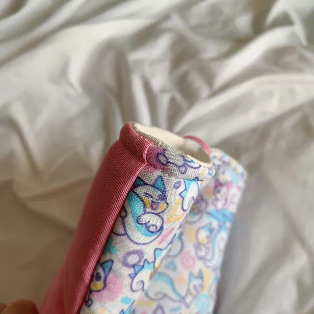 Funda de tela para libros y e-readers con estampado de Pachirisu normal y shiny. Diseño en tonos azules, blancos y rosas.