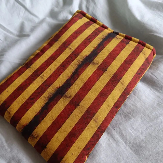 Funda de tela con cierre de botón y elástico para libros de cualquier tamaño.