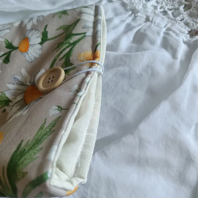 Funda hecha a mano con flores para Kindle