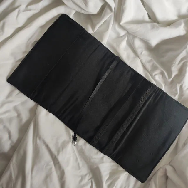Funda de solapa regulable para libros, hecha en algodón y loneta. Diseño original en blanco y negro con motivo de tigres