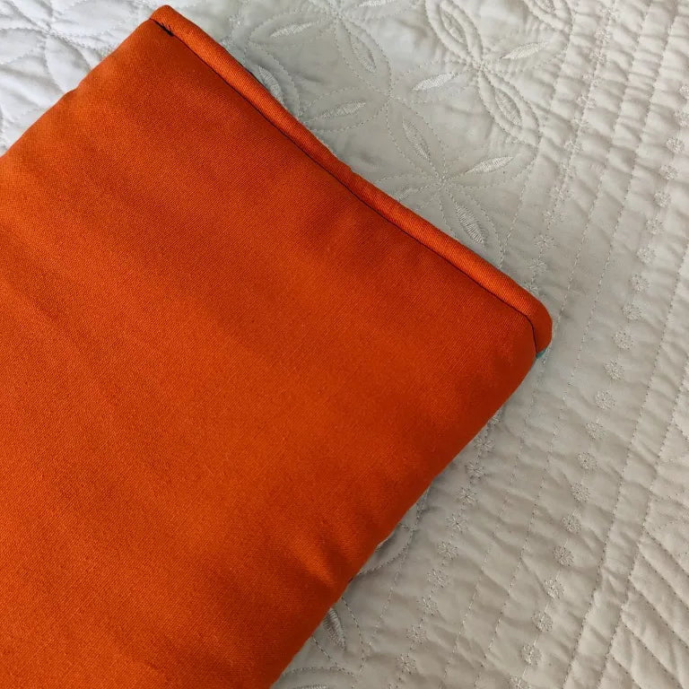 funda para libro y kindle acolchada de tela de Dragon Ball con trasera naranja lisa