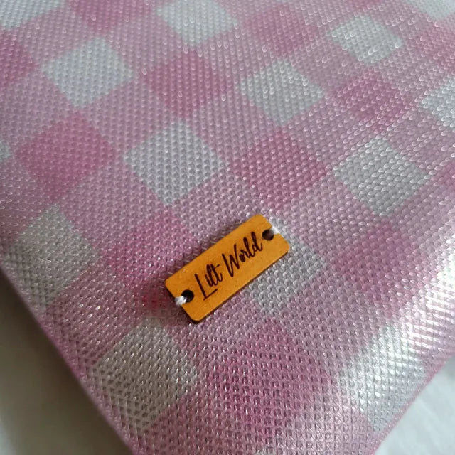 Detalle del diseño a cuadros de la funda para Kindle