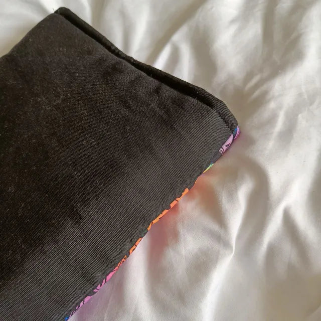 Regalo perfecto para roleros: funda de tela acolchada con dados de distintos valores.