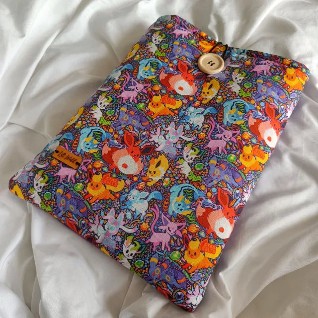 Funda acolchada para libro y Kindle con estampado de Eevee y sus evoluciones: Vaporeon, Jolteon, Flareon, Espeon, Umbreon, Leafeon, Glaceon y Sylveon.