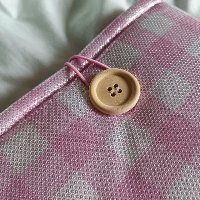 Protección acolchada para libros y Kindle con diseño rosa pastel elegante.