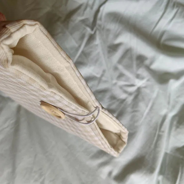 Funda para Kindle con diseño neutro y elegante en tonos tierra.