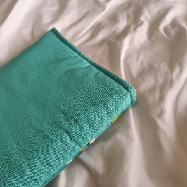 Funda de algodón para proteger tu Kindle o libro con un diseño inspirado en Mudkip y Lotad de Pokémon.
