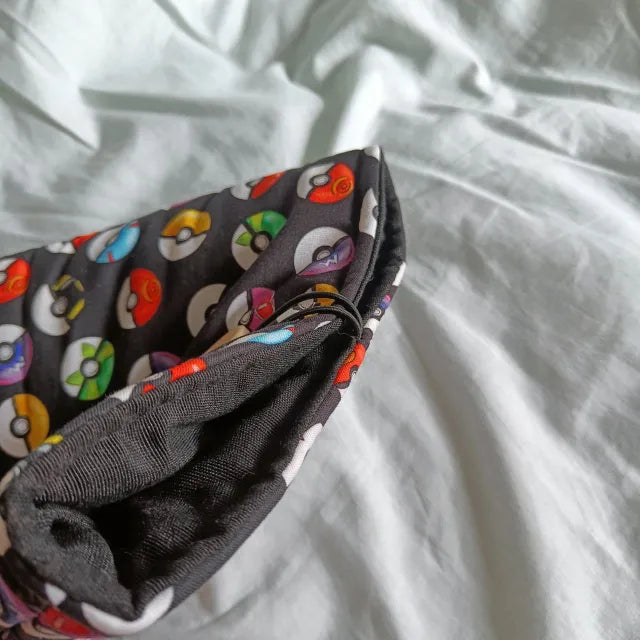 Funda de tela con cierre de botón para proteger tu Kindle o libro favorito.