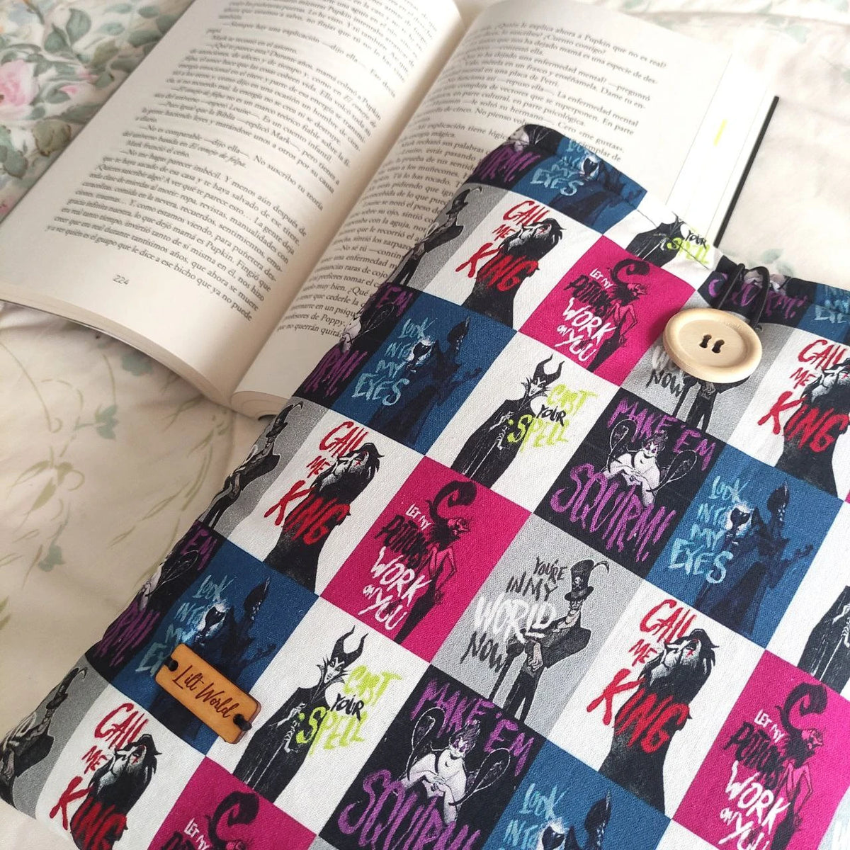 Vista en perspectiva de la funda artesanal para libro y e-reader Malavella con cierre de botón y elástico.