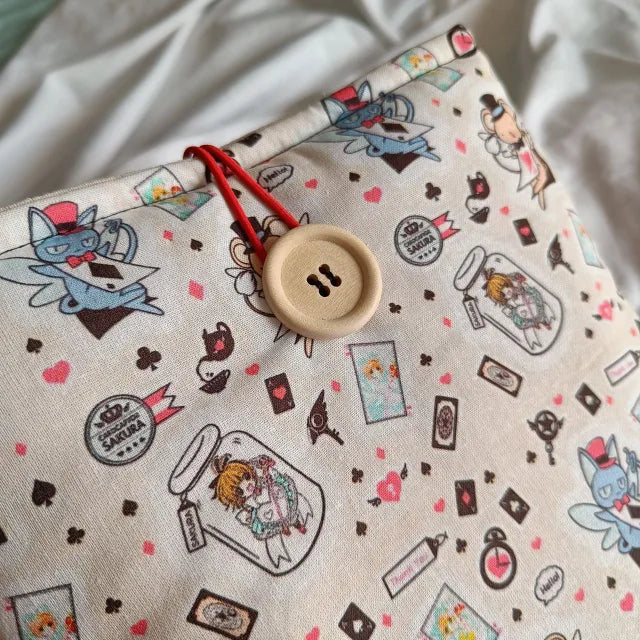 Accesorio para libros y Kindle con ilustraciones de Sakura Kinomoto, Kero y Spinel Sun.