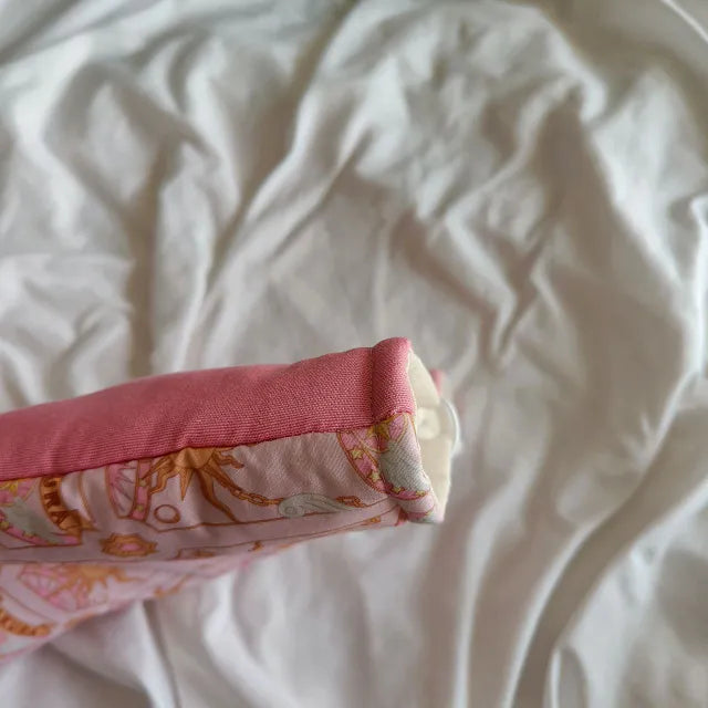 Regalo ideal para otakus: funda acolchada con diseño de Sakura y detalles únicos.