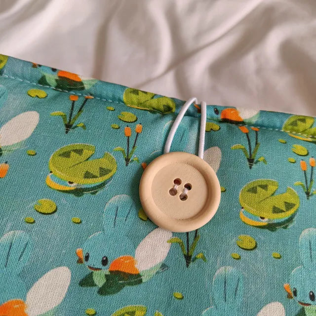Funda protectora de tela con Pokémon acuáticos Mudkip y Lotad, ideal para libros, Kindle y e-readers.