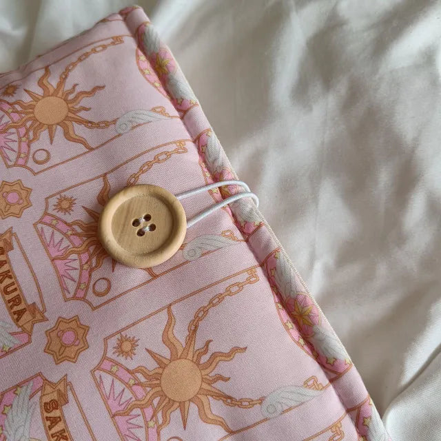 Funda protectora en tonos pastel inspirada en el universo de Sakura Kinomoto.