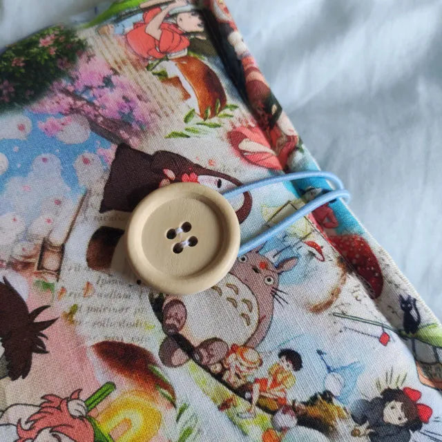 Funda para Kindle y libros con diseño de Studio Ghibli. Acolchada, ligera y con cierre de botón, perfecta para proteger tu dispositivo