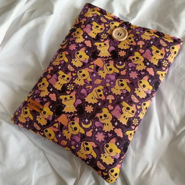 Funda acolchada para libro y Kindle con diseño de Mimikyu, Pokémon. Protección ligera con cierre de botón y tela de algodón.