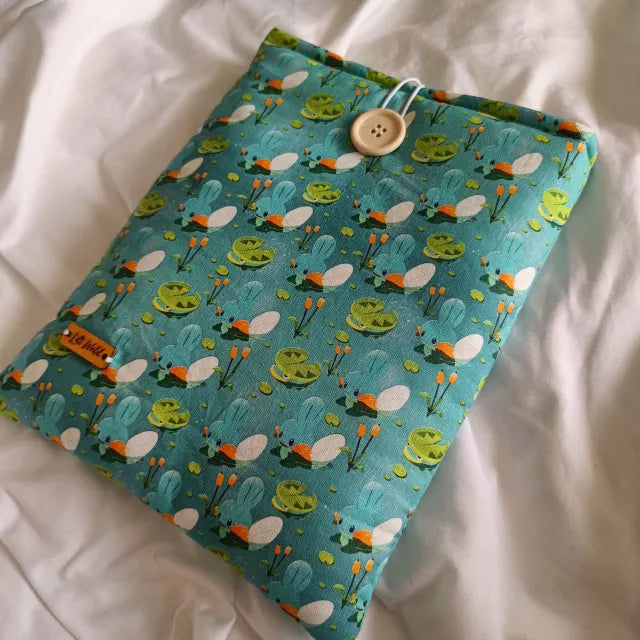 Funda acolchada para libro y Kindle con estampado de Mudkip y Lotad, diseño Pokémon en tonos azules y verdes.