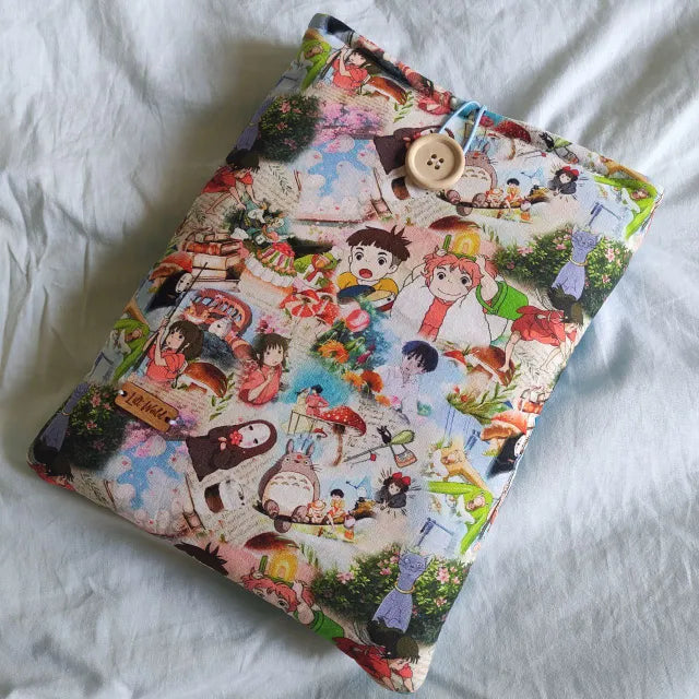 Funda acolchada con personajes icónicos de Ghibli: Totoro, Chihiro, Mononoke y más.