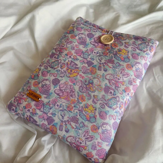 Funda de algodón para proteger tu libro o Kindle con Pokémon en un cuento mágico. Idea de regalo perfecta para entrenadores y amantes de la lectura.