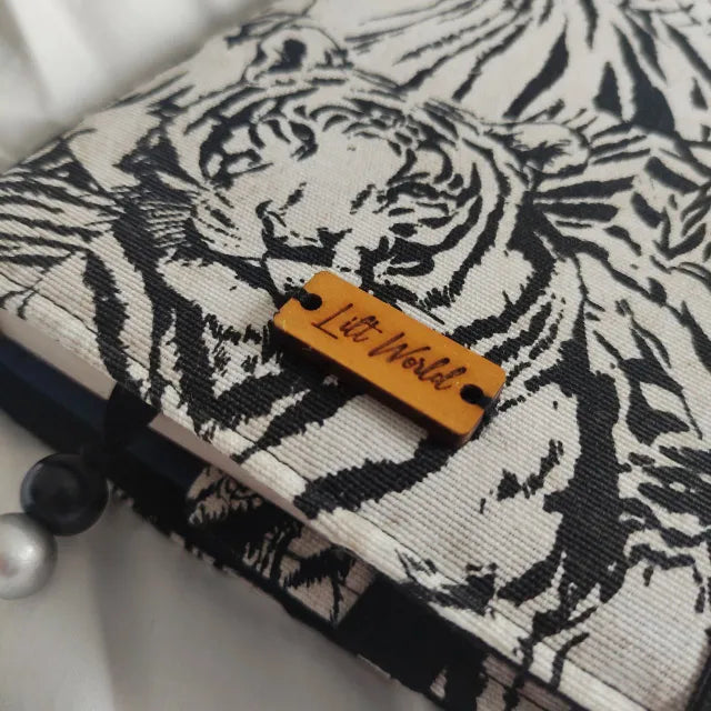 Funda de tela para libros con ajuste envolvente y elástico de cierre. Protección elegante con diseño de tigres salvajes