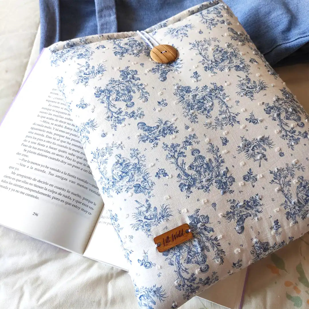 Funda con libro blanca y azul, de tela y acolchada