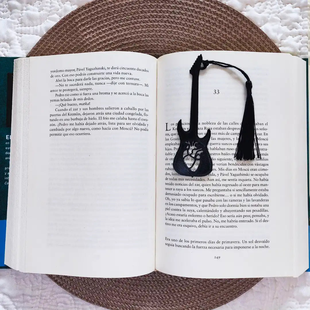 marcapáginas de guitarra con corazón para libro color negro