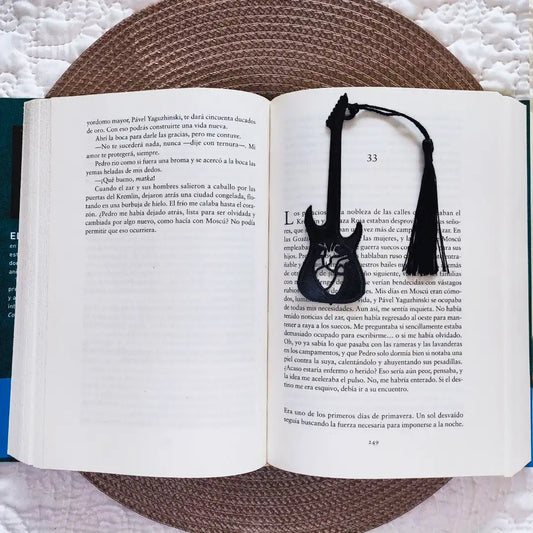 marcapáginas de guitarra con corazón para libro color negro