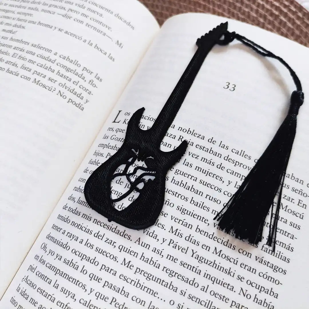 Marcapáginas para libro de una guitarra con un corazón y borla negra