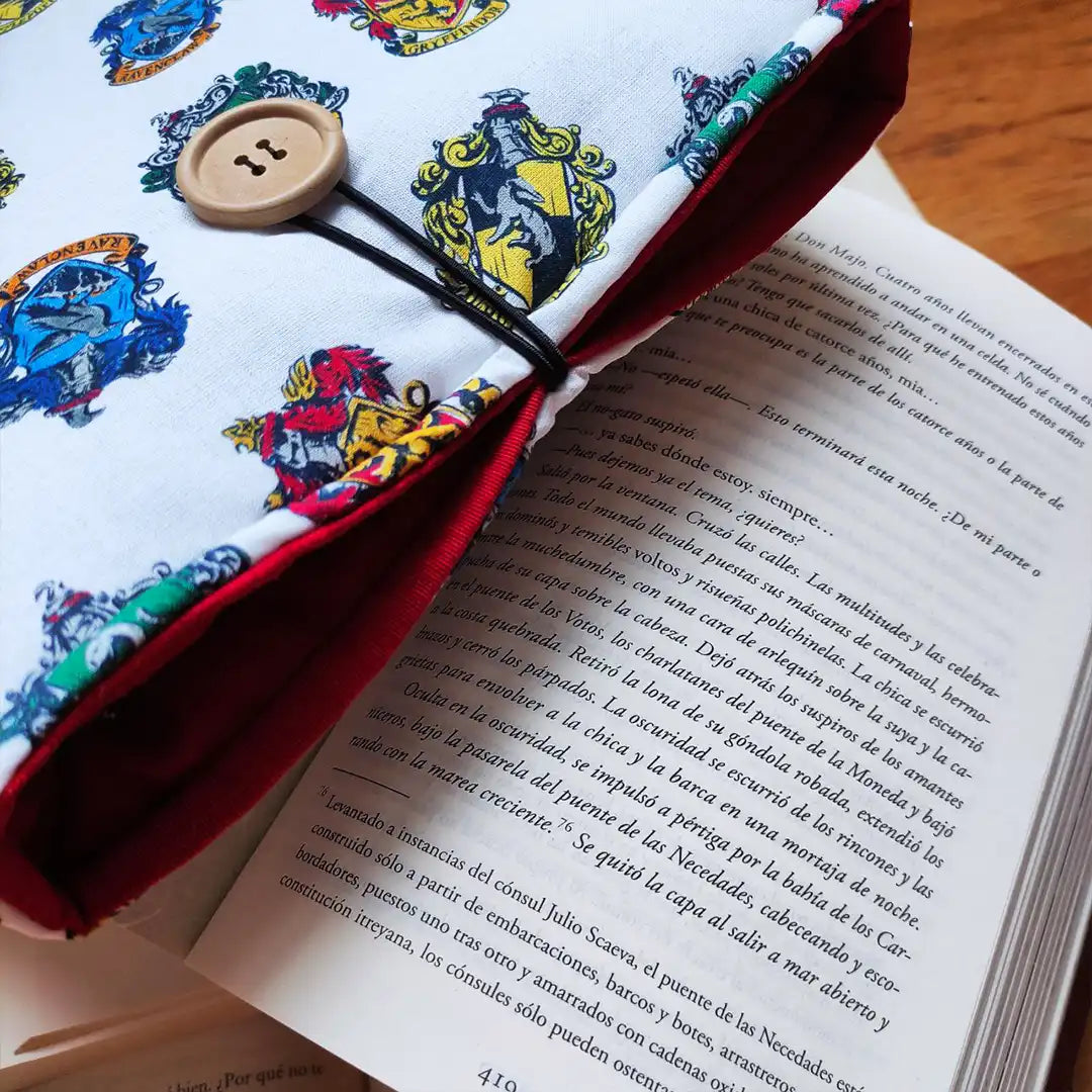 Funda de tela acolchada para libro, estampado de la casa de Gryffindor color rojo